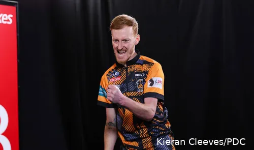 Tom Sykes balt de vuist