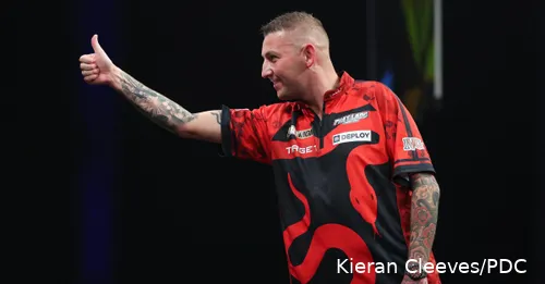 Nathan Aspinall steekt zijn duim op