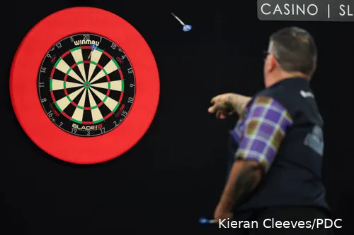 Gary Anderson gooit zijn pijl naar het bord