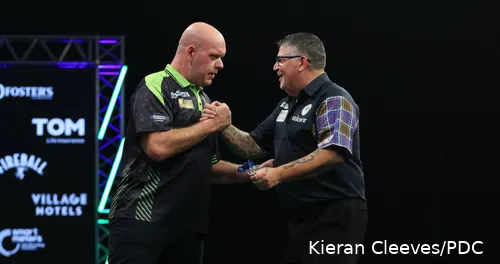 Michael van Gerwen en Gary Anderson schudden elkaar de hand
