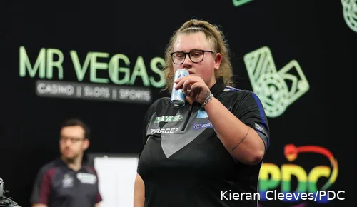 Beau Greaves neemt een slok van haar water.