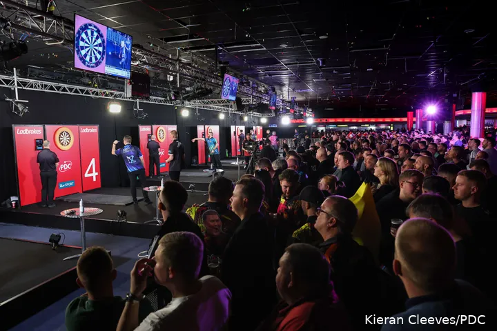 A huge crowd around boards 3 to 8 at the UK Open