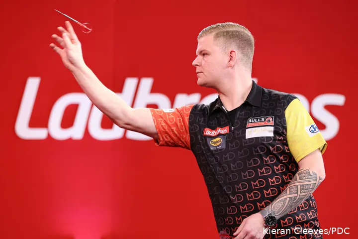 For Mike de Decker, the World Darts Championship begins Tuesday afternoon with a meeting against Luke Woodhouse