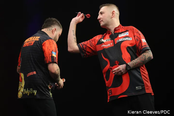 Nathan Aspinall und Michael Smith bei der Premier League Darts 2024<br>