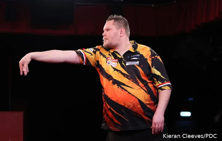Wesley Plaisier wirft einen Dart.