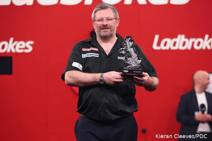 James Wade posiert mit seiner Trophäe für den zweiten Platz bei den UK Open.