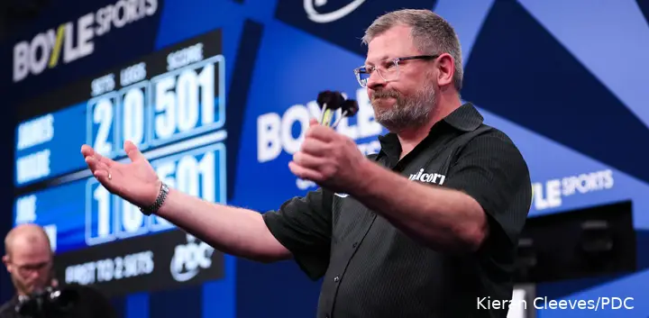 James Wade gestikuliert in Richtung Publikum