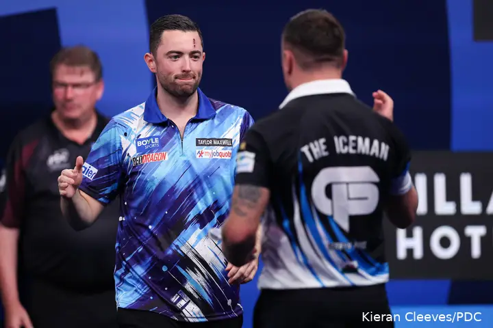 Luke Humphries &amp; Gerwyn Price klatschen ein.