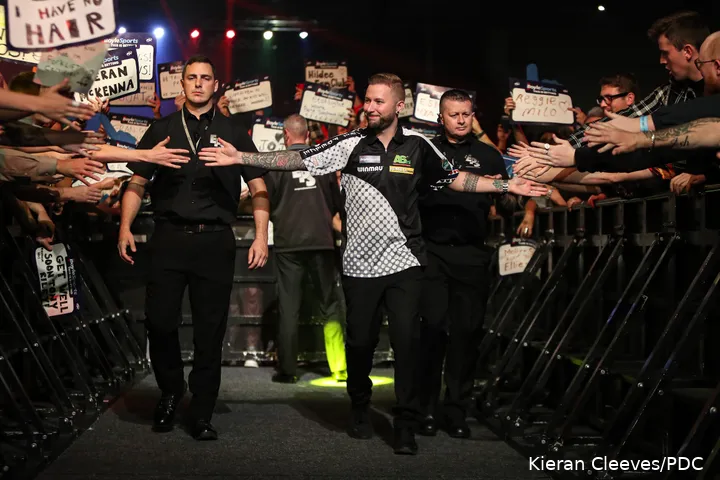 Danny Noppert begroet het publiek bij zijn deelname aan de World Grand Prix