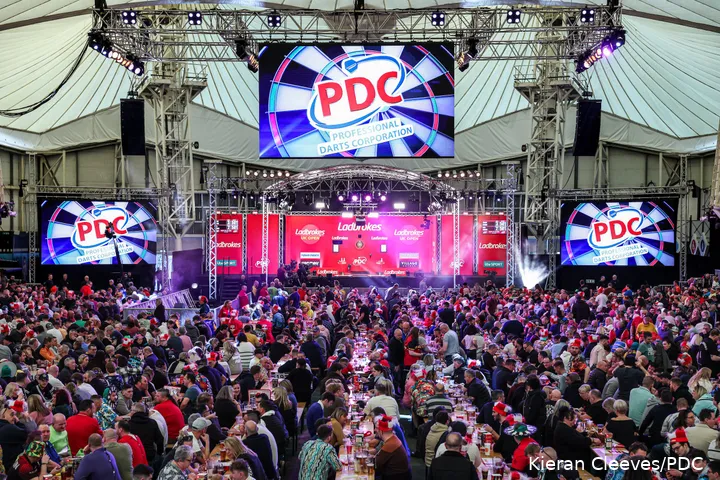 2024ukopenqf main stage crowd03