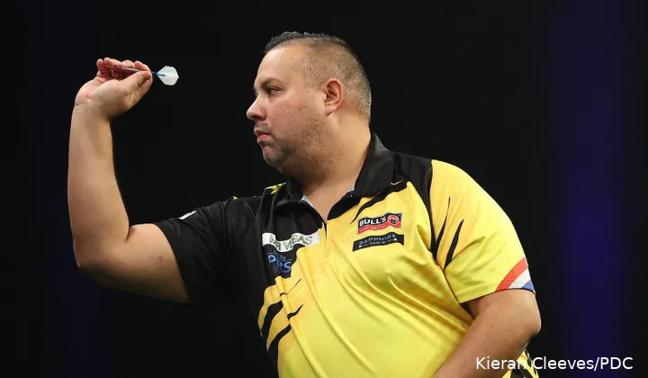 Jermaine Wattimena in actie op de Grand Slam of Darts