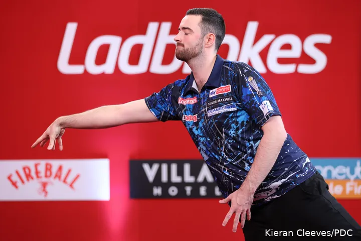 Luke Humphries in actie op de Players Championship Finals vorige maand