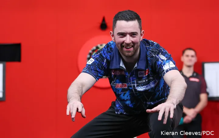 Luke Humphries neemt het in zijn openingswedstrijd op het WK Darts 2025 op tegen Thibault Tricole of Joe Comito