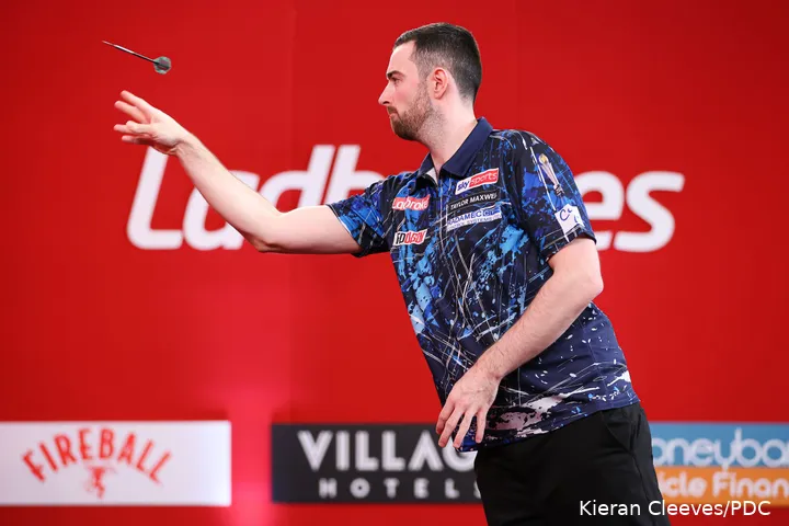 Luke Humphries in actie op de Players Championship Finals