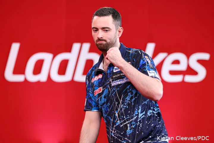 Luke Humphries is nog drie zeges verwijderd van titelprolongatie op de Players Championship Finals