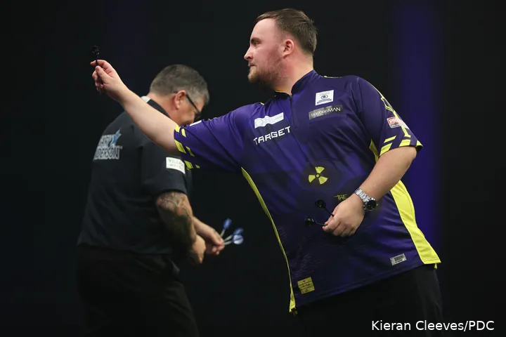 Luke Littler tijdens zijn halve finale tegen Gary Anderson