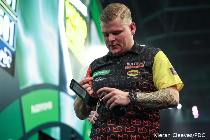 Mike De Decker kijkt beteuterd naar zijn pijlen.