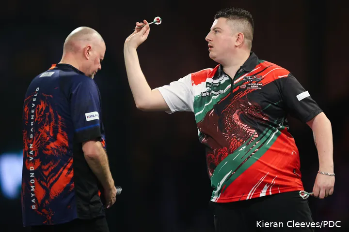 Nick Kenny legt aan om zijn dartpijl naar het dartbord te gooien