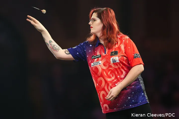 Noa-Lynn van Leuven in actie op het WK Darts