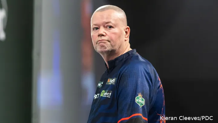Raymond van Barneveld moest meteen afdruipen op het WK Darts