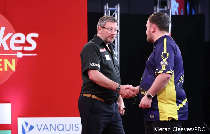 James Wade schudt UK Open-winnaar Luke Littler de hand