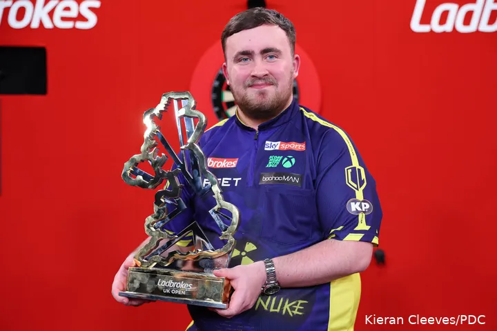 Luke Littler toont de beker