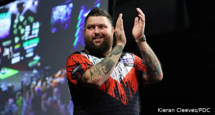 michael smith klapt richting het publiek.