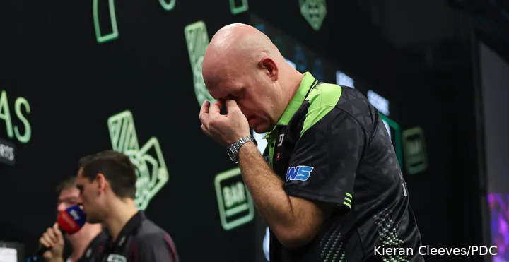 Van Gerwen baalt zichtbaar.