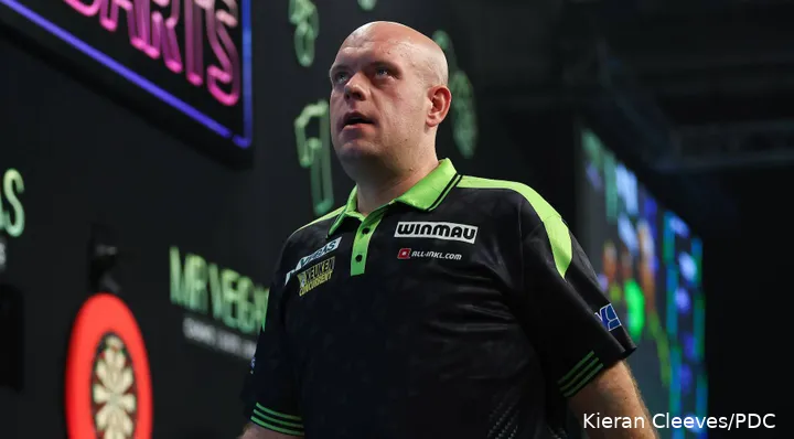 Michael van Gerwen staart in de verte op het WK Darts Podium
