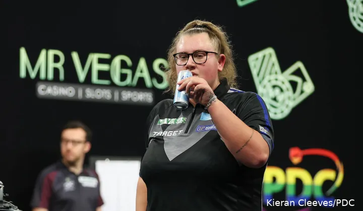 Beau Greaves neemt een slok van haar water.