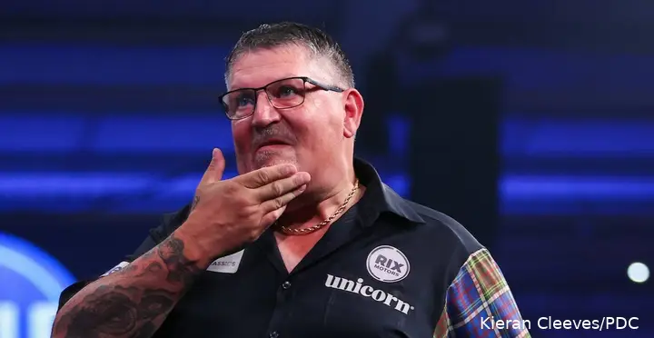 Gary Anderson kijkt bedenkelijk.
