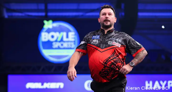 Jonny Clayton loopt van het podium af