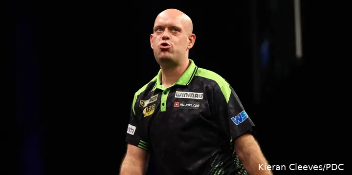 Michael van Gerwen kijkt geteisterd toe.
