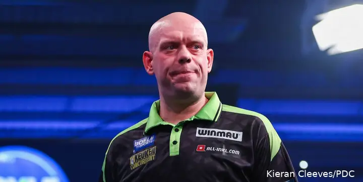 Michael van Gerwen kijkt bedenkelijk.