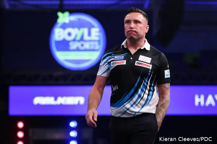 Gerwyn Price loopt teleurgesteld het podium af