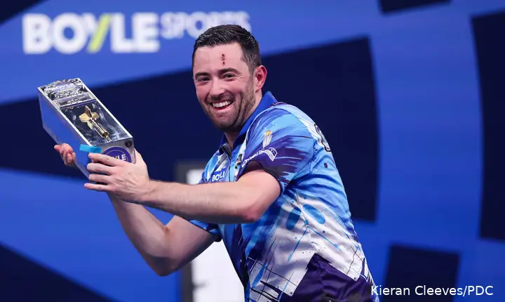 Luke Humphries met de World Grand Prix-beker