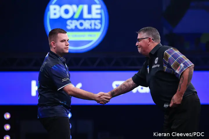Niels Zonneveld &amp; Gary Anderson schudden elkaar de hand