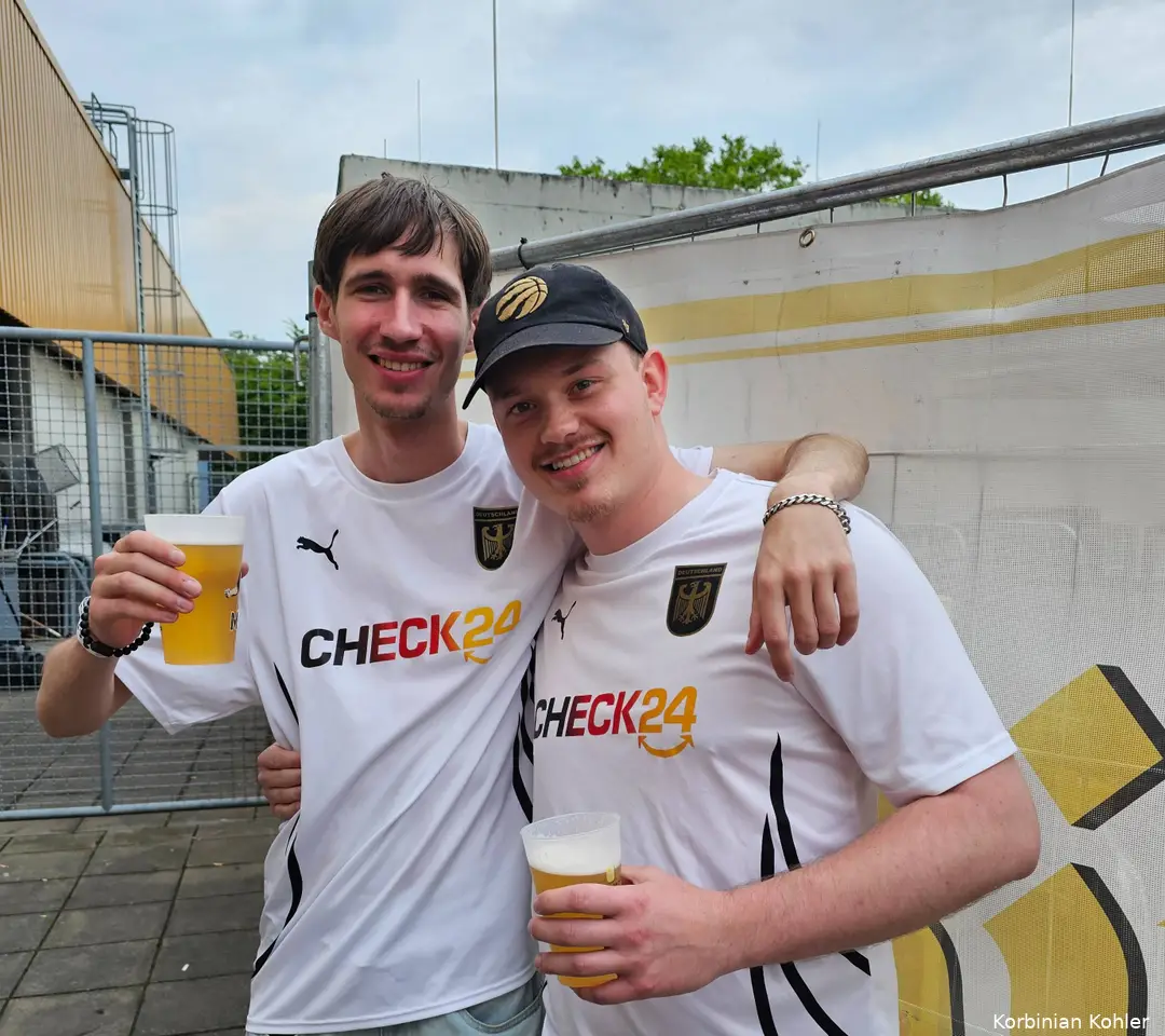 The German number one cannot be missing from the German shirt: Finn and Johann support Martin Schindler in their selection