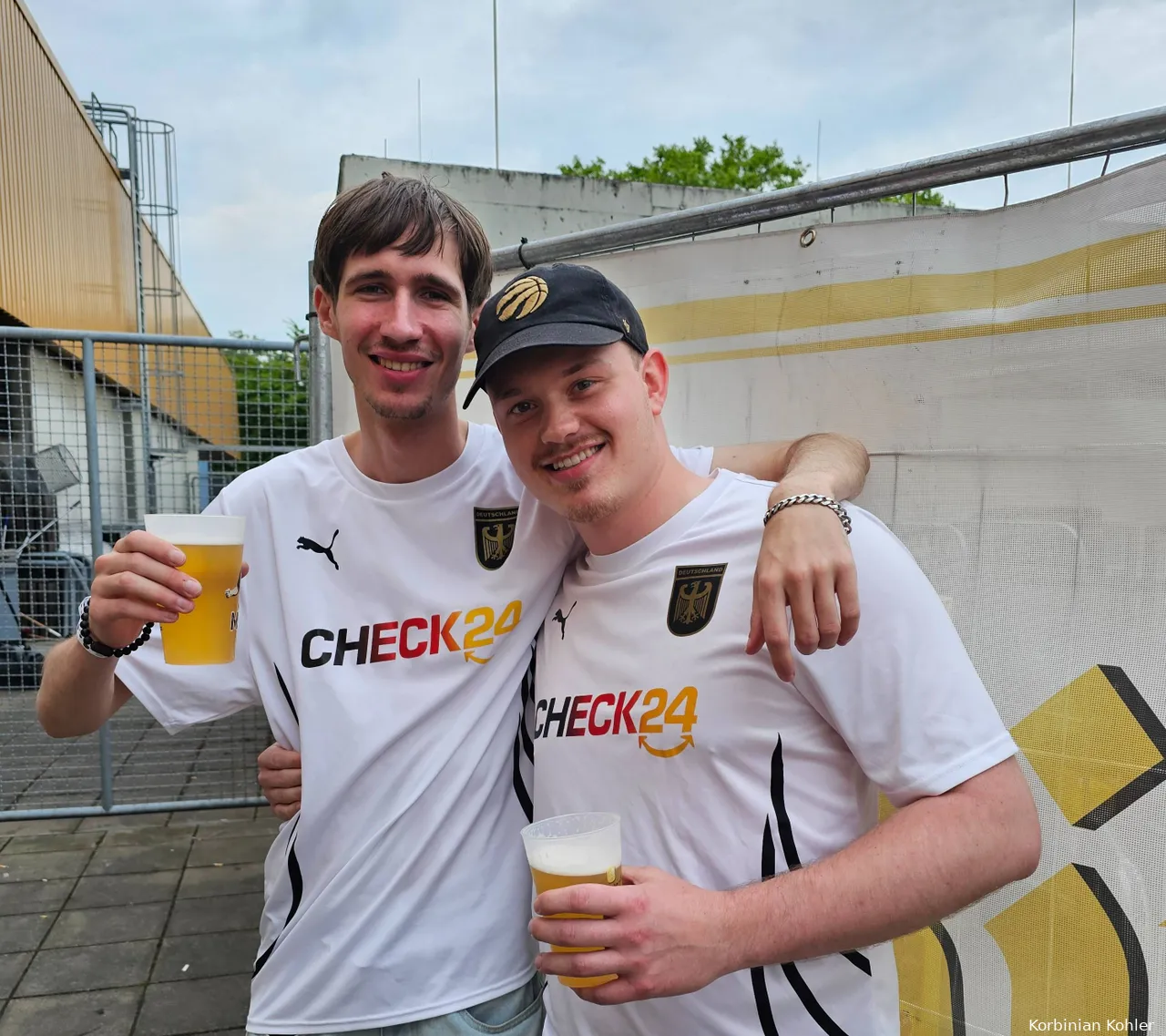The German number one cannot be missing from the German shirt: Finn and Johann support Martin Schindler in their selection