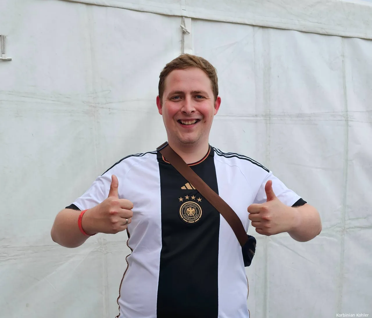 Angetan vom Wurfstil des World-Cup-Halbfinalisten Gian van Veen: Kai aus Wiesbaden