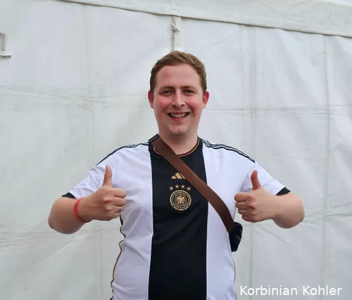 Angetan vom Wurfstil des World-Cup-Halbfinalisten Gian van Veen: Kai aus Wiesbaden