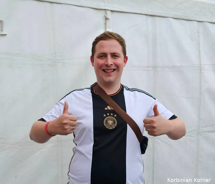 Angetan vom Wurfstil des World-Cup-Halbfinalisten Gian van Veen: Kai aus Wiesbaden