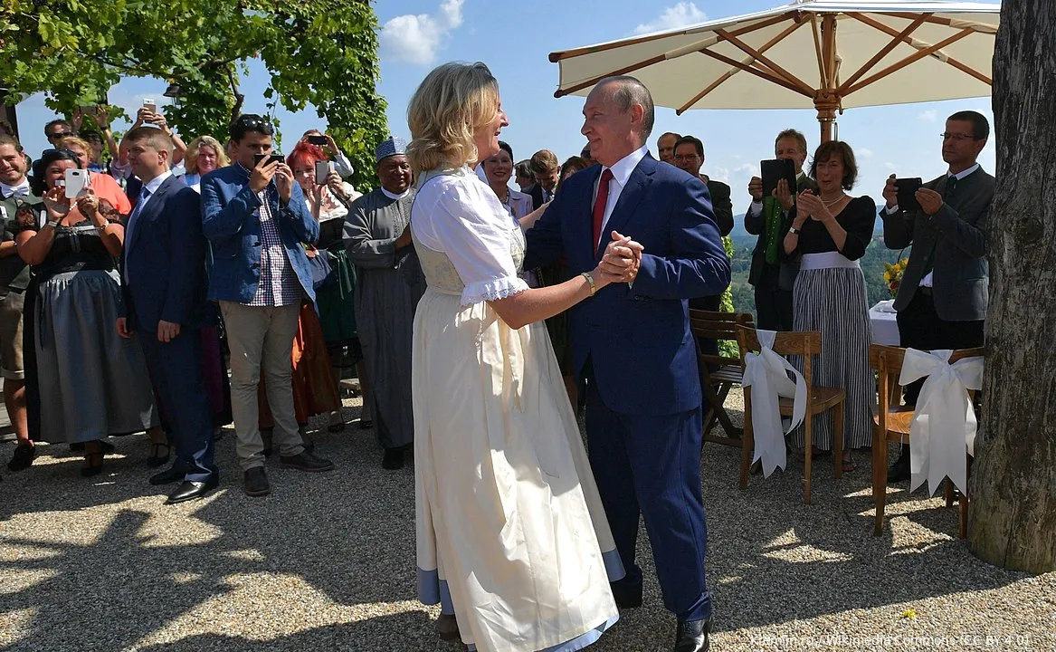 1167px vladimir putin at the wedding of karin kneissl 2018 08 18 07