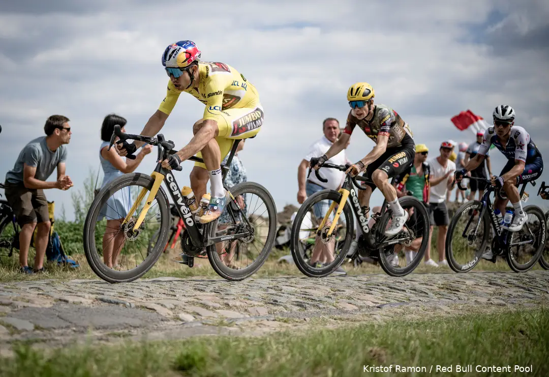 Wout van Aert and Jonas Vingegaard riding in the cobbles on the 5th stage of the 2022 Tour de France. @Sirotti