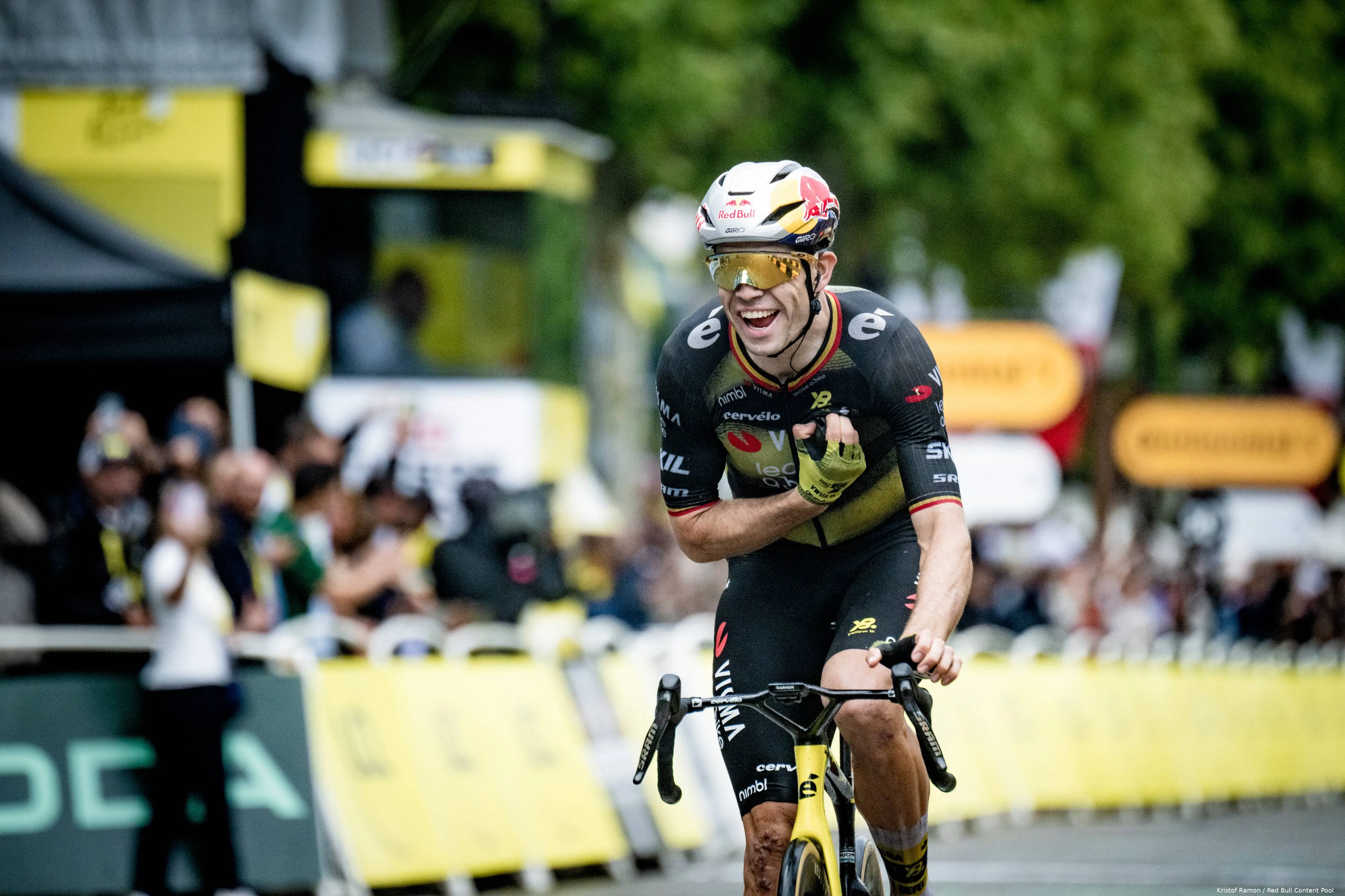 Wout van Aert celebrates his victory at stage 21 of the 2025 Tour de France in Paris
