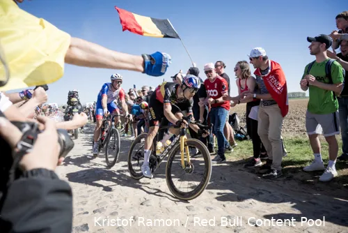 Wout van Aert en Stefan Küng rijden op Carrefour de l'Arbre in Parijs-Roubaix 2022.&nbsp;@Sirotti