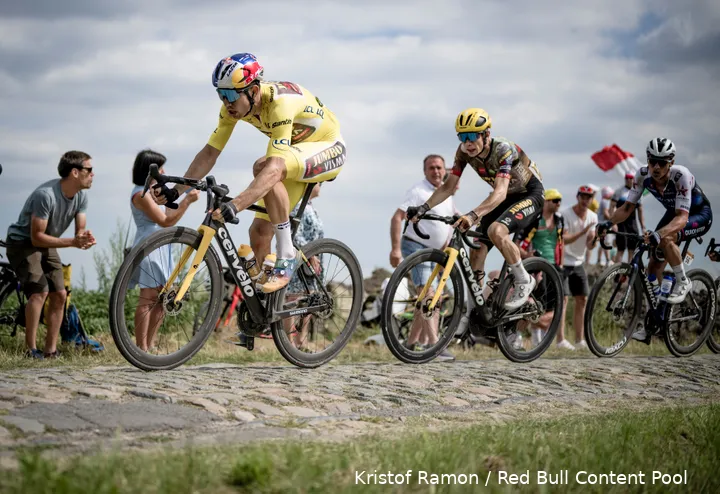 Wout van Aert and Jonas Vingegaard riding in the cobbles on the 5th stage of the 2022 Tour de France. @Sirotti