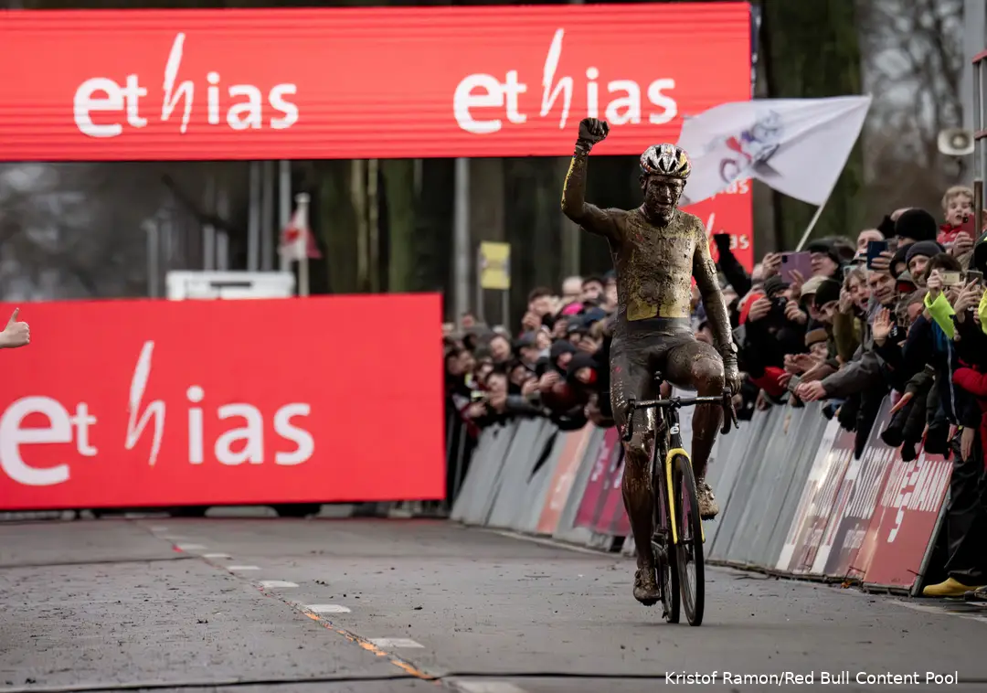Wout van Aert wint in Dendermonde