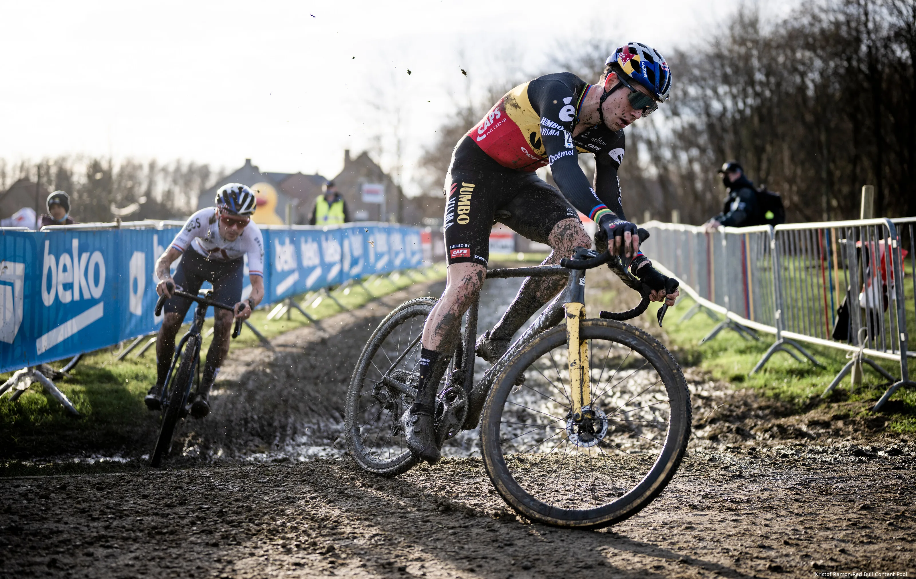wout van aert tom pidcock baal 1