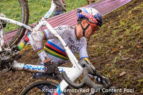 Pidcock met zijn vertrouwde Pinarello